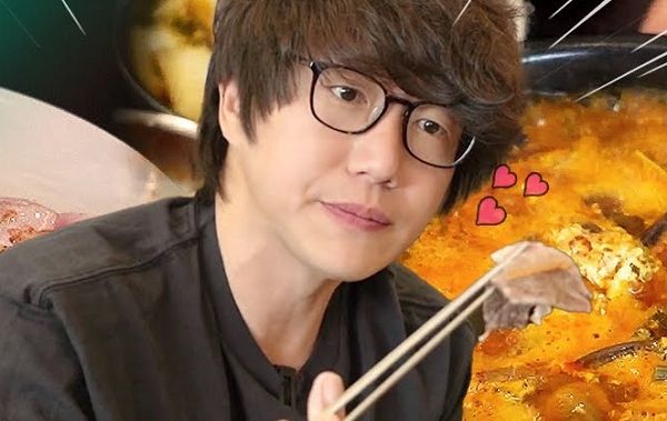 가수 성시경 측이 사기 피해 주의를 당부했다. 사진은 유튜브 '먹을텐데' 시리즈 촬영하는 성시경의 모습. /사진=유튜브 채널 '성시경 SUNG SI KYUNG' 캡처