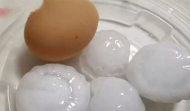 중국 베이징에서 한밤 중에 달걀 크기의 우박이 쏟아졌다. 사진은 지난 13일(현지시각) 내린 우박을 달걀과 함께 인증한 모습. /사진=BRTV 영상 캡처