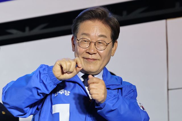 이재명 더불어민주당 대선후보가 14일 이틀 연속 영남권 표심잡기에 나선다. 사진은 전날 울산 남구 롯데백화점 울산점 광장에서 열린 유세를 마친 이 후보. /사진=뉴시스