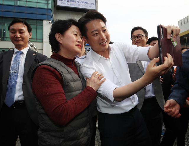 이준석 개혁신당 후보는 자신을 부산을 정치적 고향으로 둔 역대 대통령의 '계승자'로 내세우며 국민의힘에서 이탈한 보수층과 표심을 유보하고 있는 부동층 흡수에 나섰다. 사진은 이준석 개혁신당 대통령 후보가 14일 부산 중구 자갈치시장을 찾아 시민들에게 지지를 호소하며 셀카를 찍는 모습. /사진=뉴스1