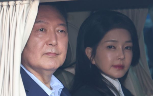 윤석열 전 대통령의 부인 김건희 여사가 검찰청 피의자 조사에 출석하지 않았다. 사진은 윤석열 전 대통령이 지난달 11일 오후 서울 용산구 한남동 관저를 나서며 지지자들에 인사하고 있는 모습. /사진=뉴시스(공동취재단)