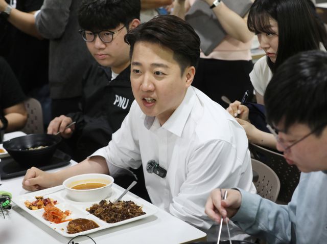  이준석 개혁신당 대통령 후보가 14일 부산 금정구 부산대학교를 찾아 학생들과 학식을 먹으며 대화하고 있다. /사진=뉴스1