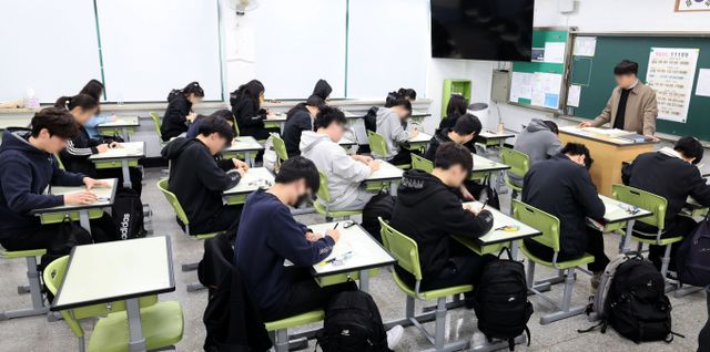한국 청소년이 기초학력은 세계 최고지만 정신과 신체 건강 등 생활 만족도는 하위권을 기록했다. 사진은 지난 3월26일 서울 광진구 광남고등학교에서 고3 학생들이 시험을 치르는 모습. 해당 기사와 상관없음. /사진=뉴스1 