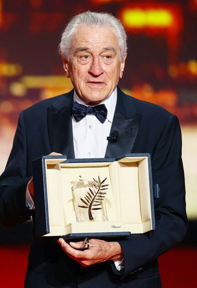 할리우드 배우 로버트 드니로가 제78회 칸 국제영화제에서 최근 해외 제작 영화를 대상으로 100% 관세 부과 방침을 시사한 도널드 트럼프 미국 대통령을 저격했다. 사진은 지난 13일(현지시각) 로버트 드 니로가 프랑스 칸에서 열린 제78회 칸 영화제 개막식에서 명예 황금종려상을 수상한 모습. /사진=로이터