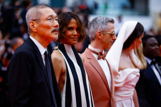 홍상수 감독이 할리우드 배우 할리 베리 손을 잡고 칸국제영화제에 참석했다. 사진은 지난 13일(현지시각) 프랑스 칸에서 열린 제78회 칸국제영화제 개막식에 참석한 홍 감독(맨 왼쪽), 할리 베리(왼쪽 두번째)의 모습. /사진=로이터