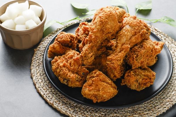 진상 손님의 별점 테러 때문에 스트레스 받았다는 치킨집 사장의 사연이 전해졌다. 사진은 기사의 이해를 돕기 위한 치킨 자료 사진. / 사진=이미지투데이