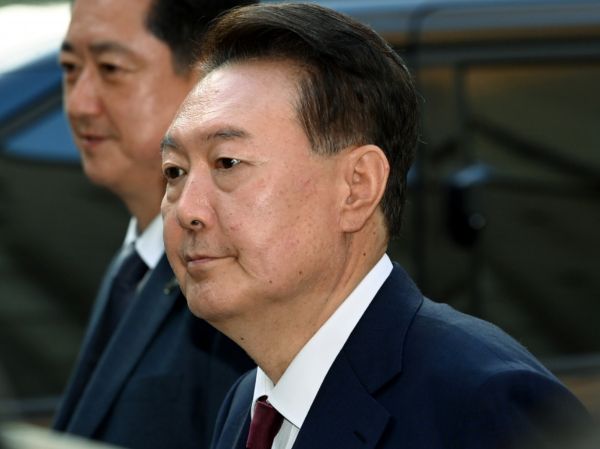 윤석열 전 대통령 경호에 필요한 인력이 늘었다. 사진은 윤석열 전 대통령이 지난 12일 서울 서초구 서울중앙지방법원에서 열린 '내란 우두머리 혐의' 3차 공판을 마치고 귀가하고 있는 모습. /사진=뉴시스