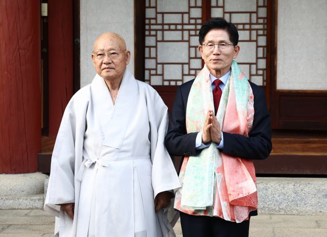 김문수 국민의힘 후보는 사흘 연속 영남권을 돌며 한덕수 전 통리와의 단일화 파동으로 전통적인 보수 지지층이 이탈 조짐을 보이자 '집토끼' 민심 잡기에 집중했다. 사진은 김문수 국민의힘 대선 후보가 14일 경남 양산 통도사에서 대한불교조계종 종정 중봉 성파 대종사 스님과 기념촬영을 하는 모습. /사진=뉴스1