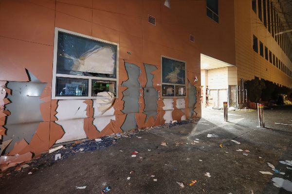 서울서부지법에 침입해 난동을 부려 재판에 넘겨진 이들에 대해 1심 법원이 징역형의 실형을 선고했다. 사진은 지난 1월19일 새벽 서울 마포구 서울서부지방법원에 윤석열 대통령에 대한 구속영장 발부 소식에 격분한 윤 대통령 지지자들이 난입해 유리창과 법원 건물 벽면 등을 파손한 흔적이 남아 있는 모습. /사진=뉴스1