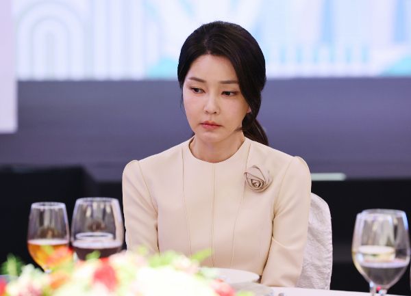  윤석열 전 대통령 부인 김건희 여사가 검찰에 조사 불출석 의견서를 제출한 가운데 검찰이 체포영장을 검토할 지 이목이 쏠린다. 사진은 윤석열 전 대통령 부인 김건희 여사가 지난해 10월 싱가포르 동포 초청 오찬 간담회에 참석한 모습. /사진=뉴시스