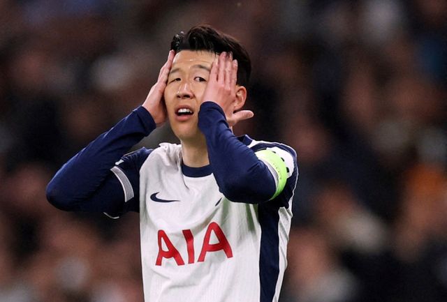 토트넘 홋스퍼의 주장 손흥민 선수 측이 한 여성이 임신을 주장하며 협박해왔다며 경찰에 고소장을 제출한 사실이 뒤늦게 알려졌다. 토트넘 홋스퍼의 손흥민이 지난 10일(현지시각) 영국 런던의 토트넘 홋스퍼 스타디움에서 열린 2024-25 프리미어리그 쿼터파이널 1차전 토트넘 홋스퍼 대 아인트라흐트 프랑크푸르트 경기에 투입된 모습. /사진=로이터