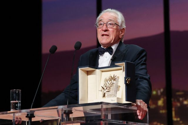 할리우드 배우 로버트 드 니로가 도널드 트럼프 미국 대통령의 영화 관세 발언에 대해 '속물 대통령'이라며 지적했다. 사진은 드 니로는 지난 13일(현지시각) 프랑스 칸에서 열린 제78회 칸 국제영화제에서 명예 황금종려상 수상 소감을 말하는 모습. /사진=로이터