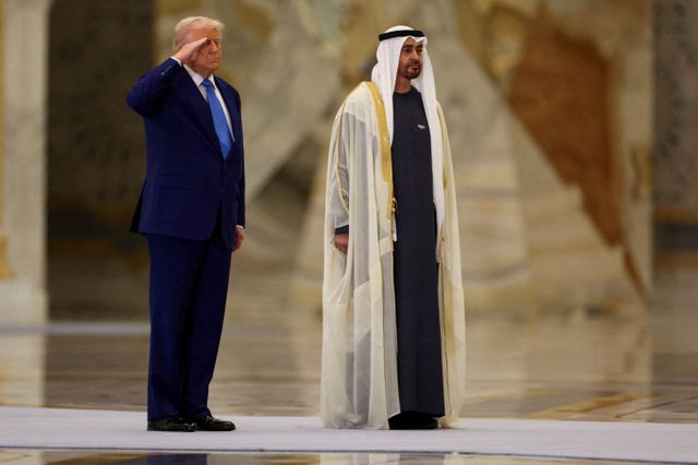 미국 육군이 도널드 트럼프 미국 대통령의 생일과 창군기념일과 겹치자 대규모 열병식을 진행한다. 사진은 트럼프 대통령(왼쪽)이 지난 15일(현지시각) 아랍에미리트 아부다비 카스르 알 와탄에서 셰이크 모하메드 빈 자이드 알 나흐얀 아랍에미리트 대통령을 만난 모습. /사진=로이터 