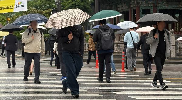 오는 16일은 전국이 대체로 흐리겠다. 사진은 봄비가 내린 지난 9일 오전 서울 중구 세종대로 사거리에서 출근길에 오른 시민들이 발걸음 옮기고 있는 모습. /사진=뉴시스