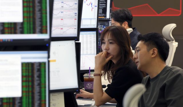 15일 서울 중구 하나은행 딜링룸에서 딜러들이 업무를 하고 있다. /사진=뉴시스 