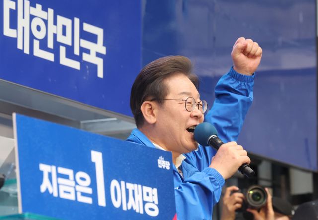 이 후보는 통합과 민주주의를 이야기하는 동시에 호남 민심 확보를 위해 경제적 비전을 구체적인 정책으로 풀어내기도 했다. 사진은 이재명 더불어민주당 대선 후보가 15일 전남 순천시 연향동 패션의거리에서 열린 유세에서 지지호소를 하는 모습. /사진=뉴시스