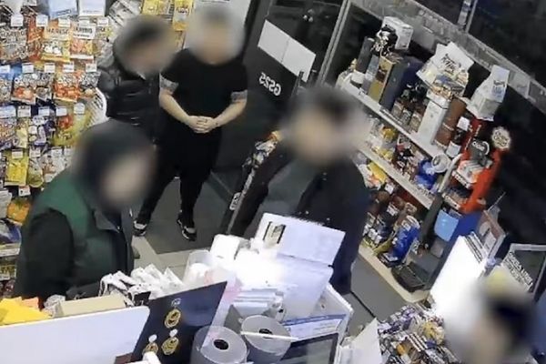 대학생에게 돈을 빌려준 후 원금의 2배를 이자로 요구한 조직폭력배들이 구속 상태로 검찰에 넘겨졌다. 사진은 20대 조직폭력배들이 피해자를 협박하는 모습. /사진=충북경찰청 제공