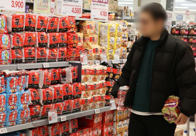사진은 서울 시내 한 대형마트에 진열된 농심 신라면. /사진=뉴스1 