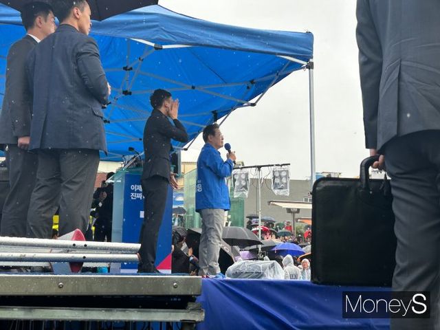 광양과 여수가 여수국가산단과 포스코 광양제철소 등 대규모 중공업 단지가 포진한 지역인 만큼 이 후보는 '재생에너지'도 집중적으로 언급하며 민심 사로잡기에 나섰다. 사진은 전남 여수서 이 후보가 유세 발언을 이어가는 모습. /사진=김성아 기자