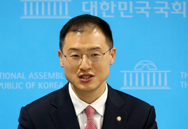 더불어민주당이 국민의힘을 탈당하고 이재명 더불어민주당 대선 후보 지지를 선언한 김상욱 의원에 대해 "환영한다"고 밝혔다. 사진은 국민의힘을 탈당한 김상욱 무소속 의원이 15일 오전 서울 여의도 국회 소통관에서 이재명 더불어민주당 대선후보 지지를 선언하는 기자회견을 마친 뒤 취재진 질문에 답하는 모습. /사진=뉴시스