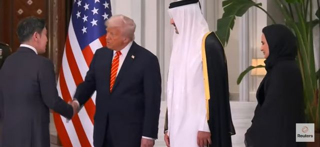 정용진 신세계그룹 회장이 14일(현지 시각) 카타르 도하에서 셰이크 타밈 빈 하마드 알사니 카타르 국왕(에미르)이 주최한 트럼프 대통령과의 만찬에 참석했다. /사진=로이터 유튜브 라이브 갈무리