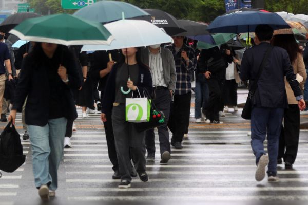 16일은 전국 곳곳에 소나기를 포함한 비가 내리겠다. 사진은 비가 내리는 지난 15일 오전 서울 종로구 광화문 네거리에 우산을 쓴 시민들이 발걸음을 재촉하고 있는 모습. /사진=뉴시스