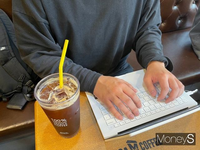 사진은 지난 12일 서울 동대문구 한 카페에서 출근 전 이메일을 확인하는 이찬성씨. /사진=유찬우 기자