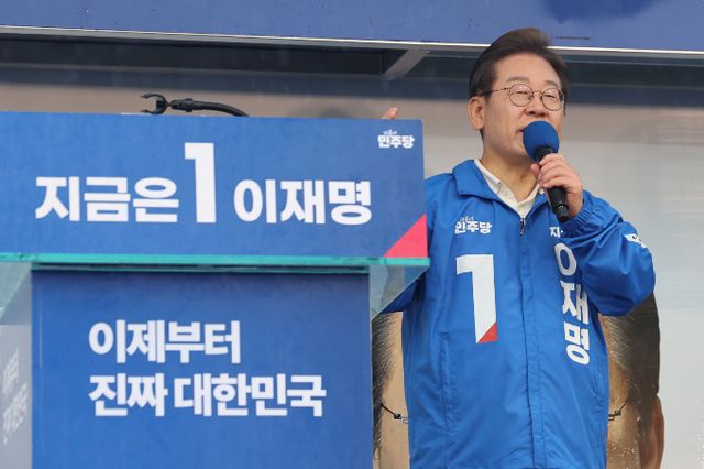 이재명 더불어민주당 대선후보가 당선 후 일부 산업군에서 구조조정에 나설 전망이다. 사진은 15일 전남 광양에서 유세 중인 이 후보. /사진=뉴스1