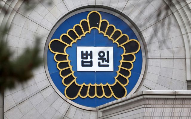 흉기를 휘둘러 처남을 살해하려 한 혐의로 기소된 50대 남성이 법원으로부터 징역형을 선고받았다. 사진은 서울법원종합청사 전경. /사진=뉴시스