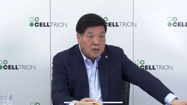서정진 셀트리온 회장이 15일 오전 열린 온라인 설명회에서 질의응답하고 있다. /사진=셀트리온 온라인 설명회 캡처 