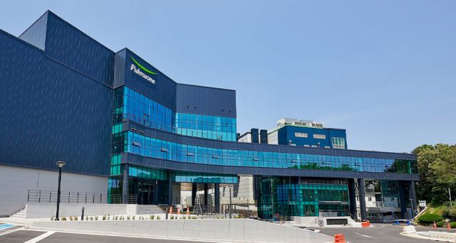 풀무원이 2025년 1분기 연결기준 매출 7935억원, 영업이익 113억원을 기록했다고 15일 공시했다. 각각 전년 동기 대비 3.1% 증가, 28.0% 감소한 수치다. 사진은 충북 음성에 위치한 풀무원 HMR 공장. /사진=풀무원