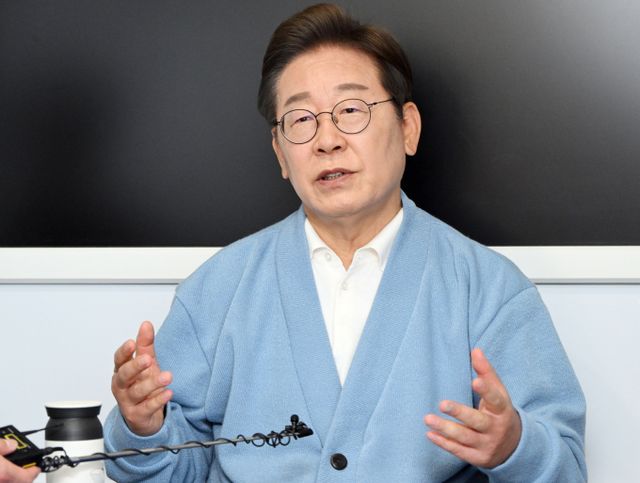 이재명 더불어민주당 대선 후보가 국민의힘을 '극우 반동 집단'이라고 강하게 비판하며 더불어민주당은 '중도 정당'임을 분명히 했고 자신을 공개 지지한 김상욱 의원에게는 "우리 당에 입당했으면 좋겠다"고 러브콜을 보냈다.사진은 이재명 더불어민주당 대선 후보가 15일 경남 하동군 영호남 화합 다목적 광장에 마련된 버스 스튜디오에서 유튜브 라이브 K-이니셔TV 케미폭발 '동서화합' 라이브를 촬영한 뒤 취재진 질의에 답하는 모습. /사진=공동취재