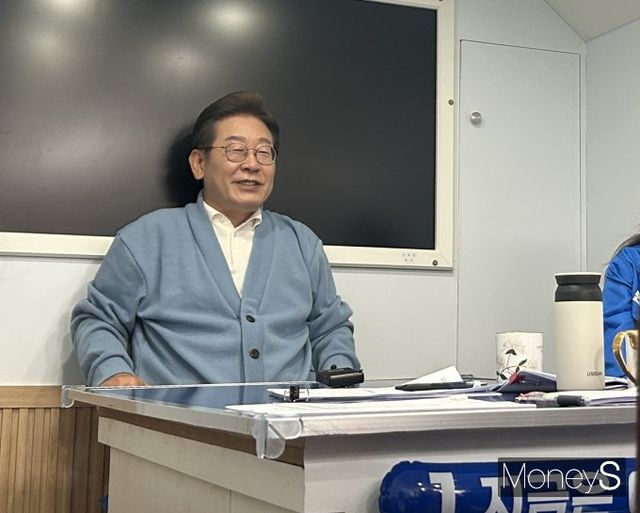 통합 행보에 힘을 싣듯 이날 국민의힘을 탈당한 김상욱 무소속 의원이 이 후보 지지를 선언한 데 대해서도 이 후보는 환영의 뜻을 밝혔다. 사진은 이 후보가 15일 기자들과의 백 브리핑을 진행하는 모습. /사진=김성아 기자