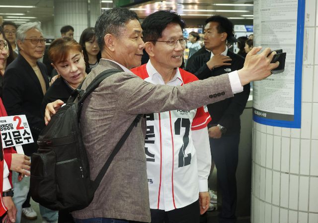 사진은 15일 서울 신도림역에서 출근길 시민들과 만난 김 후보. /사진=뉴스1