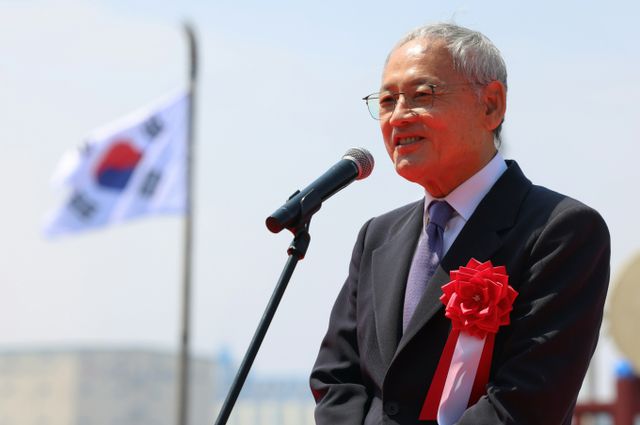 정부가 15일 레오 14세 교황 즉위식에 유인촌 문화체육관광부 장관을 단장으로 하는 정부사절단을 파견하겠다고 전했다. 사진은 유 장관이 지난 13일 일본 오사카항에서 열린 조선통신사선 오사카 입항식에 참석해 축사하는 모습. /사진=뉴스1(문화체육관광부 제공)