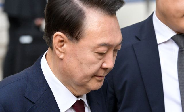 더불어민주당이 윤석열 전 대통령의 탈당 소문에 대해 압박 수위를 높였다. 사진은 지난 12일 '내란 우두머리 혐의' 3차 공판을 마치고 귀가하는 윤 전 대통령. /사진=공동취재