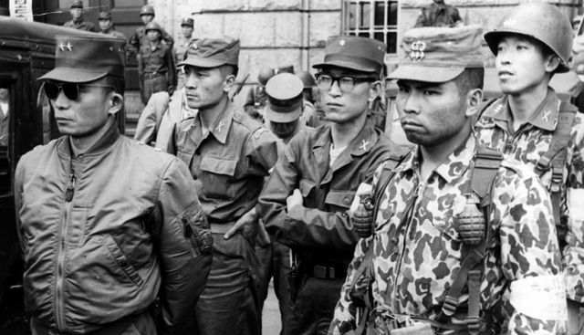 당시 국군은 이승만 정부에 대한 불만이 극에 달해 쿠데타를 일으켰다. 사진은 1961년 5월18일 서울 시청 앞 광장에서 당시 AP소속이었던 김천길 기자가 촬영한 육군사관학교 생도들 시가행진을 바라보는 박정희 전 대통령(맨 왼쪽)의 모습. /사진=우리역사넷