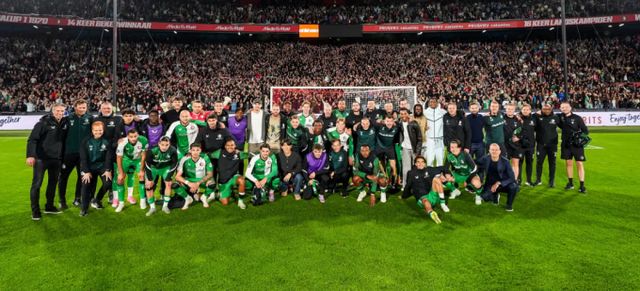 페예노르트가 네덜란드 에레디비시 리그 3위를 확보해 유럽축구연맹 챔피언스리그 예선 진출권을 획득했다. 사진은 15일(한국시각) 발베이크와의 경기에서 리그 3위를 확보한 페예노르트 선수단의 모습. /사진=페예노르트 홈페이지 캡처