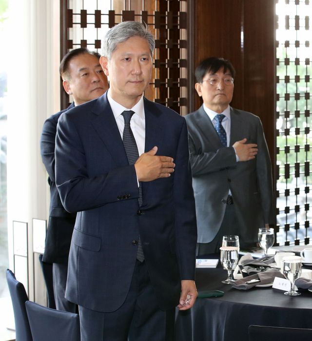 노재헌 동아시아문화센터 원장이 2024년 10월25일 서울 중구 웨스틴조선호텔에서 열린 '만화로 읽는 인물이야기 대통령 노태우' 출판 축하연에서 내빈들과 국기에 경례하고 있다. / 사진=뉴스1 오대일 기자 