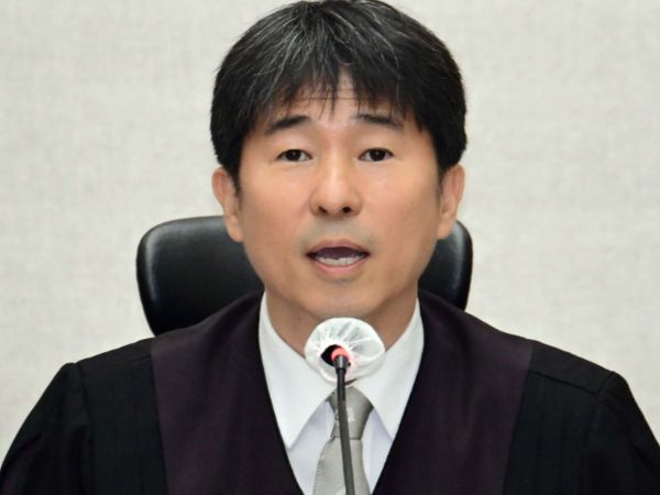 서울중앙지법이 지귀연 부장판사 '술접대 의혹'에 대해 밝힐 내용이 없다고 전했다. 사진은 지귀연 부장판사가 지난달 21일 오전 서울 서초구 서울중앙지법 417호 법정에서 열린 윤석열 전 대통령의 내란 우두머리 혐의 재판을 하기 전 언론 공개에 대한 발언을 하고 있는 모습. /사진=뉴시스