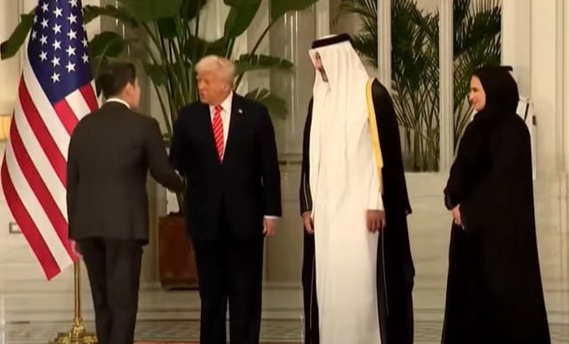 정용진 신세계그룹 회장이 14일(현지 시각) 카타르 도하에서 셰이크 타밈 빈 하마드 알사니 카타르 군주(에미르)가 주최한 트럼프 대통령과의 만찬에 참석했다. /사진=로이터 중계 갈무리