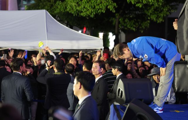 이 후보는 장대비가 쏟아지는 궂은 날씨에도 유세 현장을 찾은 호남 지역 주민들에게 한껏 몸을 낮췄다. 사진은 이재명 더불어민주당 대선 후보가 15일 전남 목포시 평화광장에서 열린 유세에서 연설을 마친 뒤 지지자들에게 인사하는 모습. /사진=뉴시스