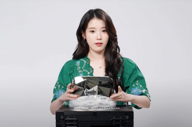 가수 겸 배우 아이유가 유튜브 이지금 채널 구독자 1000만명을 달성해 다이아 버튼을 받아 채널 구독자들에게 공개하고 있다. 사진은 아이유가 다이아 버튼을 언박싱하고 있는 모습. /사진=유튜브 '이지금' 채널 캡처