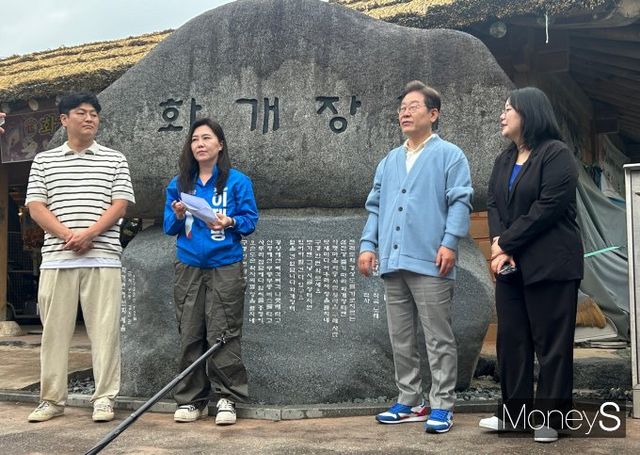 전날까지 경남·대구 등 영남권을 공략했던 이 후보는 이날 오전 경남 하동 화개장터에서 일정을 시작했다. 사진은 이 후보가 경남 하동 화개장터에서 간담회를 진행하는 모습. /사진=김성아 기자