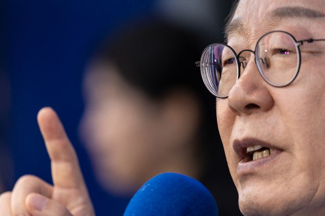 이재명 더불어민주당 대선후보가 페이스북을 통해 교사에게 감사 인사를 전했다. 사진은 15일 전남 광양에서 지지를 호소하는 이 후보. /사진=뉴스1