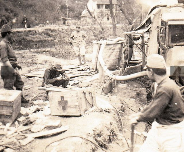 제2차 세계대전에서 '마루타 실험'으로 잘 알려진 생체실험을 자행한 일본군 세균전 부대 대원 명부 등 관련 공문서가 발견돼 화제다. 사진은 다케가미 가쓰토시가 제2차 세계대전 당시 일본군으로 복무한 아버지의 유품에서 발견한 사진. /사진=아사히 신문 홈페이지 캡처