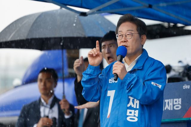 이재명 더불어민주당 대선 후보가 전남 광양과 여수를 잇따라 방문해 지역균형 발전을 위한 전력요금제 개편과 재생에너지 육성 구상을 밝혔다. 사진은 이재명 더불어민주당 대선 후보가 15일 전남 여수시 이순신광장에서 열린 집중유세에서 연설을 하고 있는 모습. /사진=공동취재