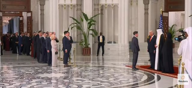 셰이크 타밈 빈 하마드 알사니 카타르 국왕이 주최한 트럼프 만찬에 초대된 인사들이 도열한 가운데 정용진 신세계그룹 회장이 트럼프 대통령과 인사를 나누고 있다. /사진=로이터 유튜브 라이브 갈무리