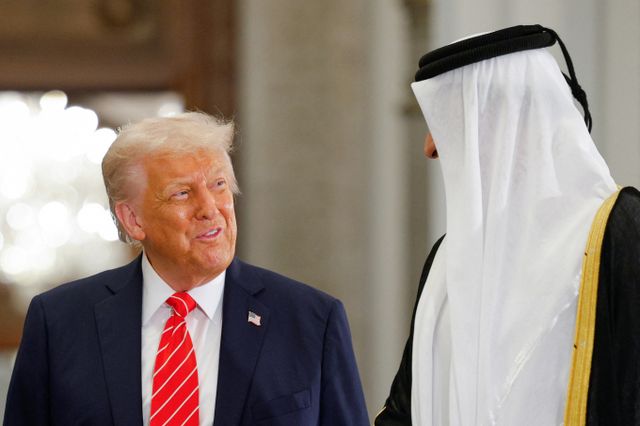 도널드 트럼프 미국 대통령이 카타르항공이 미국 보잉사로부터 항공기 160대를 2000억달러(약 280조원)에 구매한다고 전했다. 사진은 트럼프 대통령(왼쪽)이 지난 14일(현지시각) 카타르 루사일 루사일궁전에서 카타르 타밈 빈 하마드 알 타니 에미르와 대화를 나누는 모습. /사진=로이트