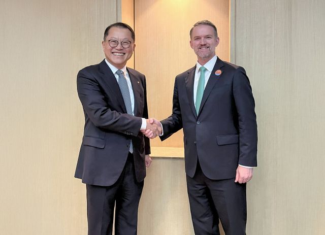 16일 오후 김희철 한화오션 대표(왼쪽)가 제이미슨 그리어 미국무역대표부(USTR) 대표와 만나 조선산업 협력방안에 대해 논의했다. /사진=한화오션